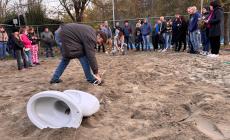 Tabiano,  alla festa del Ringraziamento il tradizionale "lancio del water" - Video