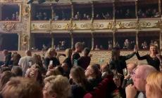 Sulle note di "Buonanotte Fiorellino" il pubblico balla al Regio con De Gregori - Video