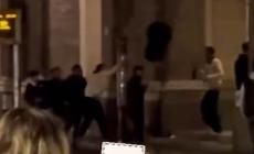 Piazza Garibaldi, scoppia una rissa tra giovani: volano oggetti e un bidone - Video