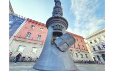 Quel lampione aperto in piazza Garibaldi
