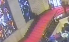 Assessore della Sardegna cade e sfonda una vetrata di Sironi al ministero delle Imprese - Video