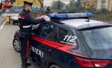 Minacciano con un coltello il coetaneo per una collanina d'oro: due 20enni stranieri denunciati