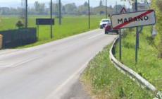 Cede un margine della strada, un camion si adagia su un fianco: via Traversetolo chiusa tra Pilastro e Piazza, ora riaperta