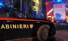 Crea il caos in un condominio urlando e lanciando oggetti dalla finestra, denunciato un 43enne italiano