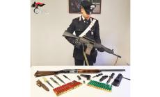 In casa a Salso aveva due fucili e una pistola "dimenticate" da vent'anni, pugnali e coltelli mai dichiarati: denunciato un 60enne