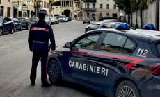 Prende le carte di credito di un'associazione e di un parente per spese e prelievi: denunciato 40enne 
