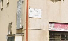 Ennesima lite tra i due fidanzati in via Savani, questa volta ci sono anche i famigliari: lui denunciato, lei aggredisce i poliziotti e danneggia la volante è stata arrestata