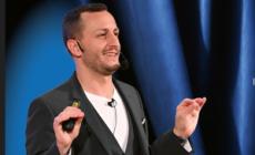 Walter Riviera porta l'Intelligenza Artificiale sul palco, tra una risata ed uno spunto di riflessione. Anche per i non-esperti - Video