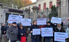 Liste d&rsquo;attesa: flash mob davanti all&rsquo;ospedale di Pietro Vignali. "Sistemi illegali che vogliamo denunciare"- Video