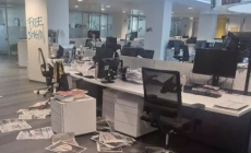 Un centinaio di manifestanti ha assaltato la sede della Stampa: identificate una trentina di persone
