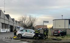 Frontale spaventoso in via Coppi: due feriti, auto distrutte - Foto  e video