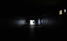 Stazione di Parma, buio pesto alle 8 di mattina nel sottopassaggio secondario (quello «poco raccomandabile»)