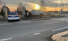Si schianta contro una cancellata in via Langhirano: un ferito