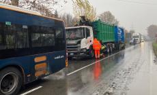 Camion tampona autobus in via Mantova: una decina di feriti, tanta paura tra i passeggeri