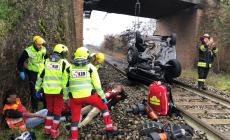 Auto precipitata dal cavalcavia ferroviario, il treno  si è fermato a circa duecento metri dal luogo: due feriti