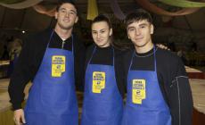 Gli anolini solidali si tingono di giallobl&ugrave;: Bernab&egrave;, Circati e la Cini alle prese con pasta, ripieno e stampo - Foto: star crociate, municipali, dipendenti di Chiesi e Glaxo "al lavoro"