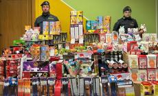 Sequestrati 50 mila articoli pirotecnici e 230 peluche Labubu contraffatti in due empori cinesi a Parma e a Felino. Denunciato il proprietario
