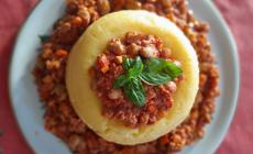 Polenta ricca, rinforzata dalla salsiccia con i fagioli
