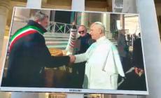 Bibbiano fa il bis: una delegazione del paese porta 6 forme di Parmigiano Reggiano a papa Leone XIV - Foto 