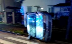 Auto sbanda, urta una vettura parcheggiata e si ribalta: ferita una 40enne a Salsomaggiore