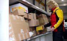 Tassa di 3 euro sui pacchi  extra Ue: scatter&agrave; sotto i 150 euro di valore
