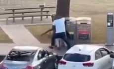 Un uomo riesce a  disarmare uno degli attentatori a Bondi Beach: la scena in un video impressionante - Video