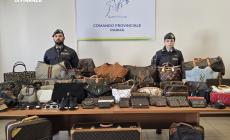 Borsette, orologi, gioielli: al mercato in Ghiaia sequestrati 1900 prodotti contraffatti. Denunciati due commercianti 
