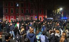 Askatasuna, un migliaio di attivisti in corteo: lanci di petardi, la polizia risponde con gli idranti - Foto 