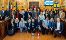 Il sindaco accende la "luce della pace" in municipio - Foto