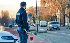 L'indirizzo sul satellitare dell'auto e una fede con il nome e una data: cos&igrave; i poliziotti sono risalti alla vittima truffata. Due denunce 