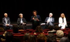 Paola Donati: &laquo;Chiedo scusa  alle attrici&raquo;. Il pubblico: "E' troppo tardi, dimettetevi"