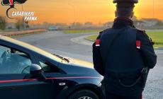Non si ferma all'alt dei carabinieri, inseguito e fermato: addosso aveva un coltello a serramanico. Denunciato 40enne italiano