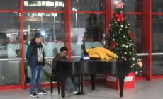C'&egrave; musica in stazione,  tanti viaggiatori al pianoforte- Foto