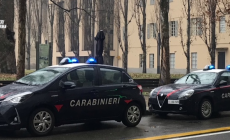 Follia in via Trento: scaglia un bidone in strada, prende a calci alcune auto molestando le persone che incontra. Due vigilanti, i carabinieri e due militari dell'esercito per bloccarlo.  47enne italiano denunciato
