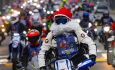 MotoBabbo, 300 motociclisti vestiti da Babbo Natale hanno attraversato Parma per portare i regali ai bambini- Fotogallery