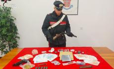 Droghe, armi modificate e banconote false: arrestato un 26enne