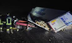 Camion si ribalta e si schianta contro il guard rail in A1, vigili del fuoco sul posto. Due feriti, il camionista e suo figlio 14enne