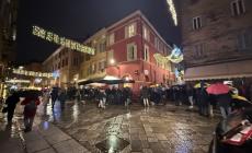 Il maltempo non ha fermato la sbicchierata della vigilia in centro - Le foto: auguri e champagne