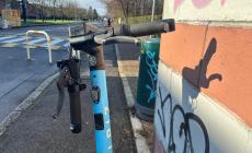 I vandali se la prendono con il monopattino - Le foto