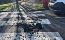 Quella "voragine" in via Picasso: paura per automobilisti e pedoni - Le foto