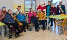Massimo Spigaroli e Babbo Natale portano gli anolini agli anziani