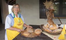 Nadia di Pagani Societ&agrave; agricola: "Che buono l'aroma del pane cotto a legna"