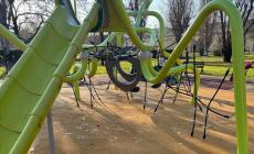 Vandali in azione fra i giochi per bambini al parco Falcone e Borsellino: pezzi di vetro anche sullo scivolo - Foto Video