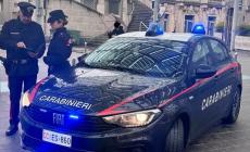 Nascondeva prodotti alimentari nel bidone dell'umido per derubare il supermercato in cui lavorava: denunciato 40enne