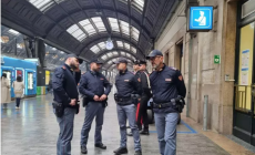 Gli restituiscono l'anello rubato, lui fa la proposta di matrimonio in commissariato