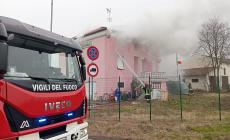 Incendio in un'abitazione a Casale di Mezzani, le fiamme partite dal tetto, la famiglia messa in salvo - Video