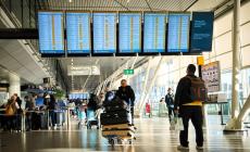 Neve e ghiaccio nei Paesi Bassi, centinaia di voli cancellati all'aeroporto di Amsterdam-Schiphol