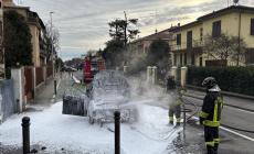 Via Venezia, l'auto prende fuoco improvvisamente, ma riesce a uscire in tempo - Foto