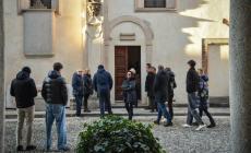 Tanti giovani in lacrime alla camera ardente di Achille Barosi. C'&egrave; anche una famiglia di Parma: "Una preghiera per lui"