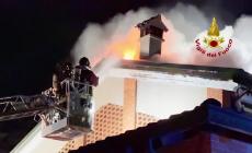 Fiamme da un sottotetto, paura in strada Bassa Nuova: vigili del fuoco al lavoro dalla mezzanotte di ieri - Video